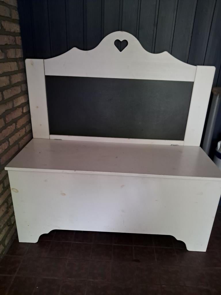 Witte houten bank met opbergruimte en hartjesdetail, Huis en Inrichting, Banken | Bankstellen, Gebruikt, Landelijk, Romantisch