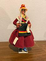 Vintage Spaanse pop in traditionele klederdracht, Verzamelen, Poppen, Ophalen of Verzenden, Zo goed als nieuw, Pop