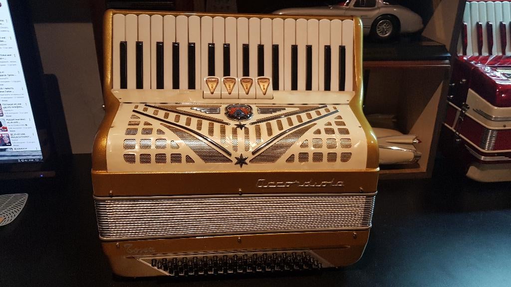 Accordiola, Muziek en Instrumenten, Accordeons, Ophalen, Gebruikt, Met riemen, 80-bas