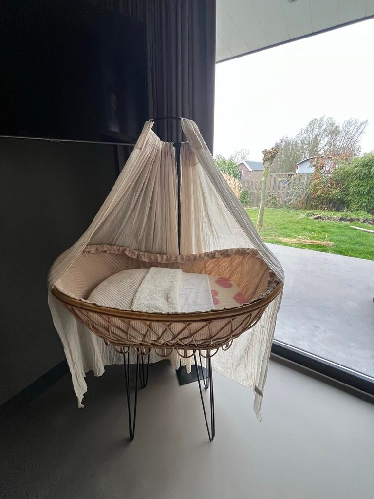 Prachtig rieten wiegje, Kinderen en Baby's, Babywiegjes en Ledikanten, Ophalen of Verzenden, Zo goed als nieuw, Wieg