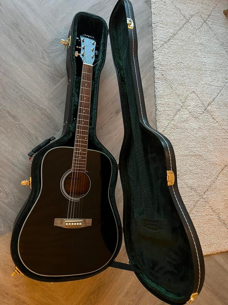 Akoestische gitaar van merk Aria met stevige koffer, Ophalen, Zo goed als nieuw, Western- of Steelstringgitaar