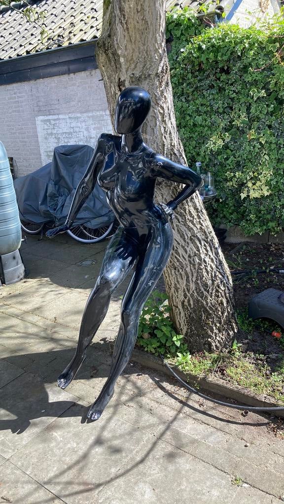 Pas pop zwart dame zittend, Ophalen, Zo goed als nieuw, Pop