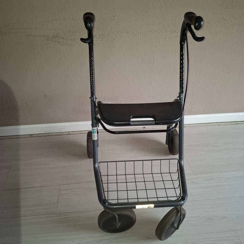 Te koop mooie en goede rolator verstelbaar hoogte €30,00, Ophalen