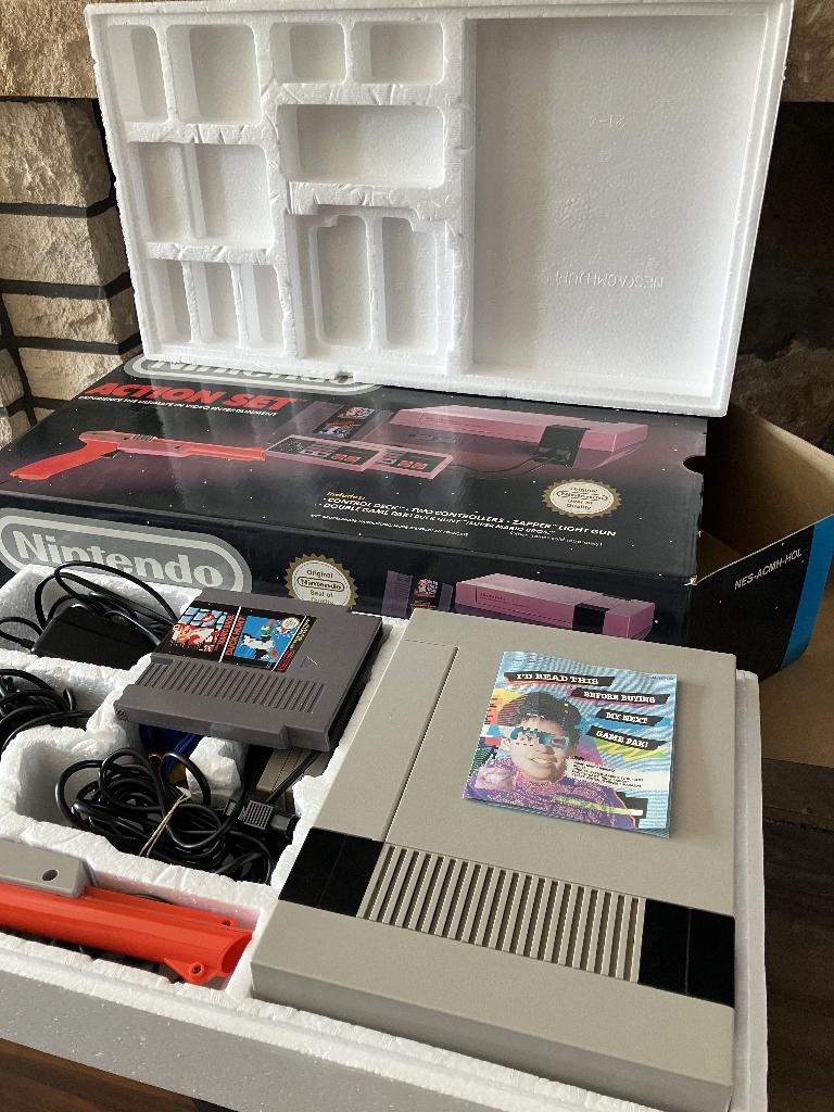Nintendo NES Action Set, Spelcomputers en Games, Spelcomputers | Nintendo NES, Zo goed als nieuw, Met 2 controllers, Met games
