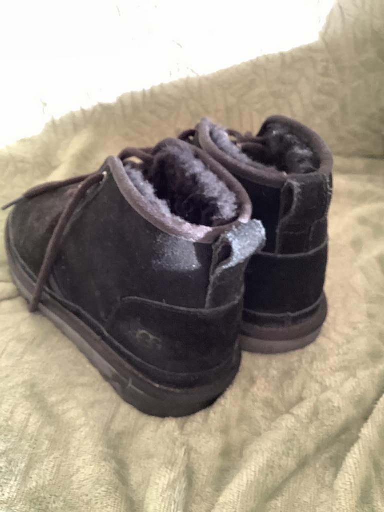 Leuke zwarte Ugg veter schoenen, Kleding | Dames, Schoenen, Ophalen of Verzenden, Zo goed als nieuw, Zwart