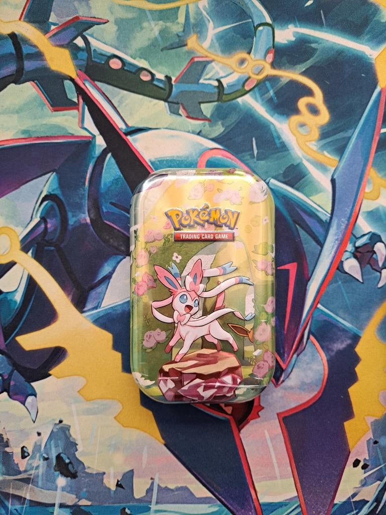 Sealed Pokémon Prismatic Evolutions mini tin Sylveon, Ophalen, Nieuw, Boosterbox, Foil