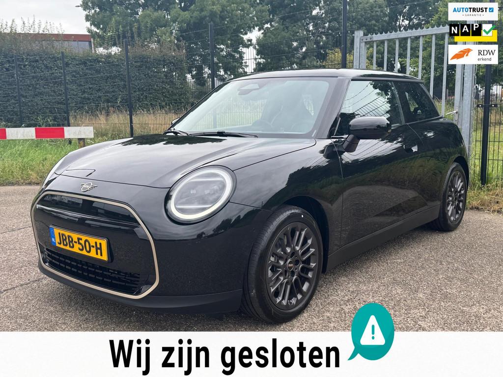 Mini Cooper E Favoured S 40.7 kWh Head Up Camera NIEUW, Auto's, Gebruikt, 4 stoelen, Adaptive Cruise Control, Zwart