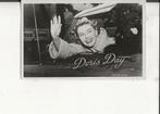 Doris Day Zwaaiend vanuit de auto Warner Bros, Ophalen of Verzenden, 1940 tot 1960, Ongelopen, Sterren en Beroemdheden