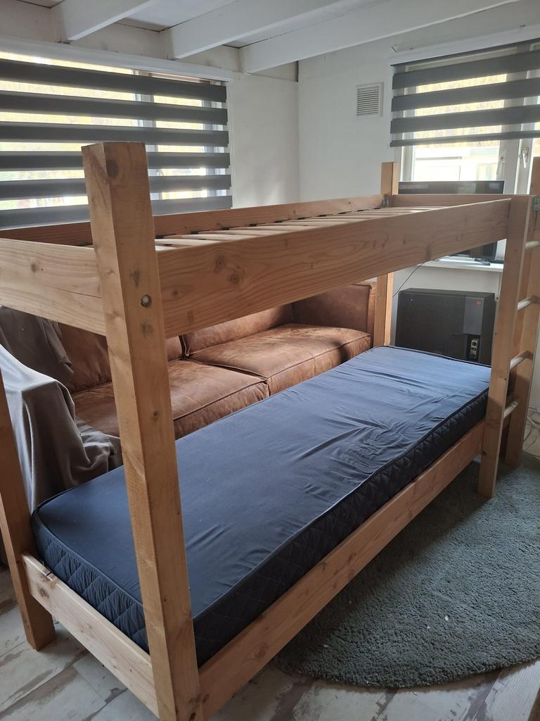 Houten stapelbed met 1 matras en lattenbodems, Huis en Inrichting, Slaapkamer | Stapelbedden en Hoogslapers, Ophalen, Nieuw, Minder dan 160 cm
