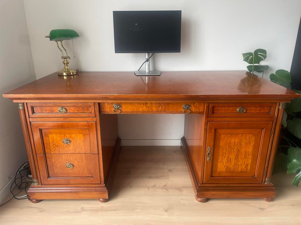 Klassiek houten bureau met lades en opbergruimte, Huis en Inrichting, Overige typen, Gebruikt, Bruin, Ophalen of Verzenden