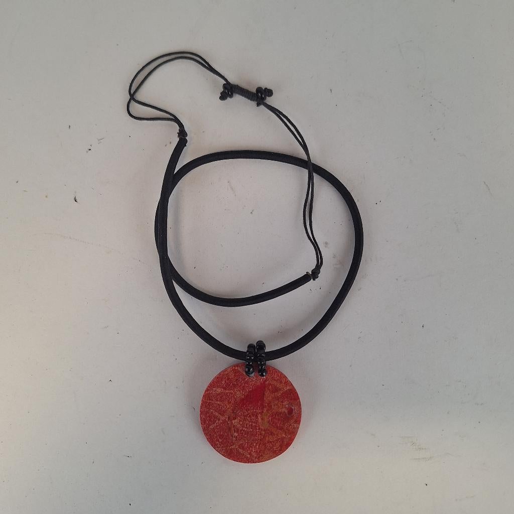 Halflange ketting met rode ronde hanger, Sieraden, Tassen en Uiterlijk, Kettingen, Ophalen of Verzenden, Zo goed als nieuw, Rood