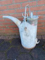 Gietijzer oliekan gieters, Ophalen