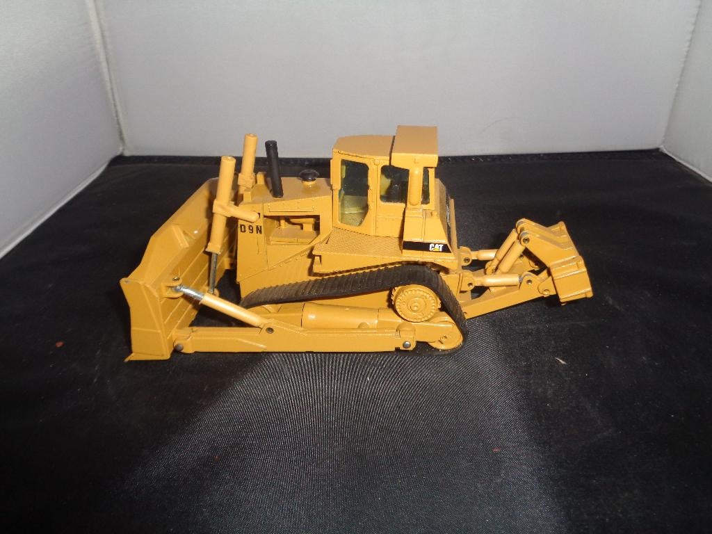 Caterpillar D9N loader, Hobby en Vrije tijd, Modelauto's | 1:50, Zo goed als nieuw, Bus of Vrachtwagen, NZG, Ophalen of Verzenden