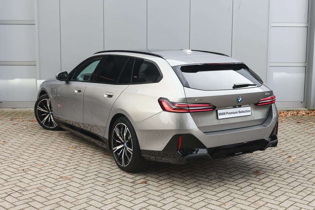 BMW 5 Serie Touring 550e xDrive M Sport Automaat / Panoramad, 12 maanden, Gebruikt, 489 pk, Hybride Elektrisch/Benzine