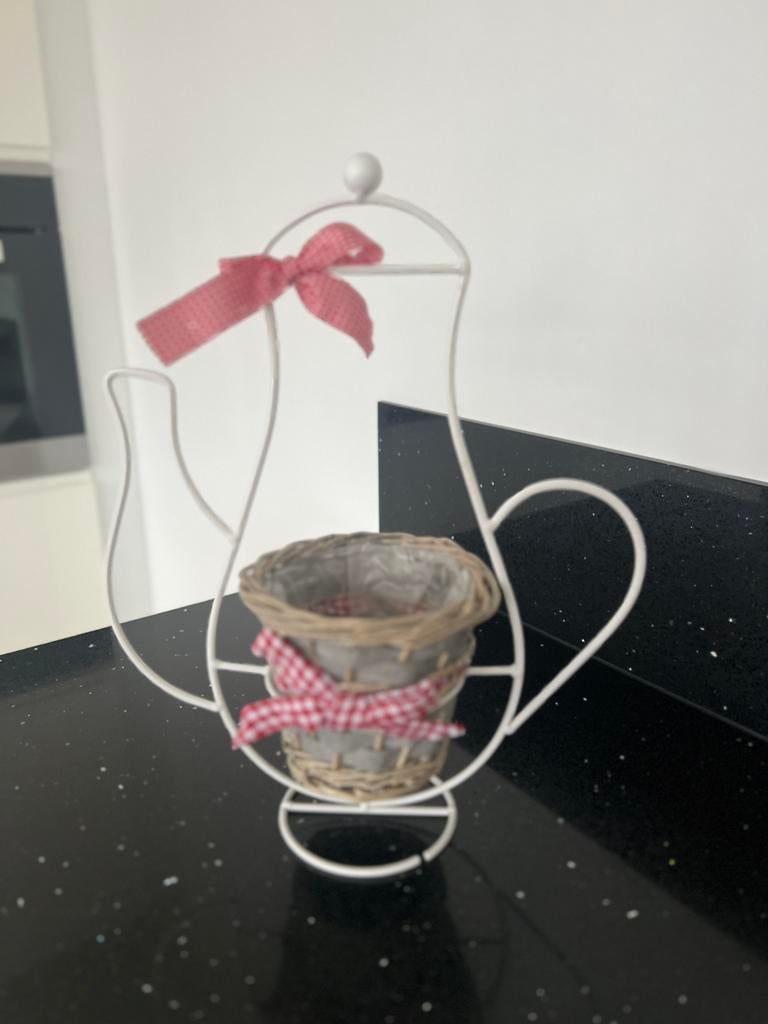 Theepot plantenrek wit metalen met rietenmand, Minder dan 30 cm, Rond, Nieuw, Ophalen of Verzenden