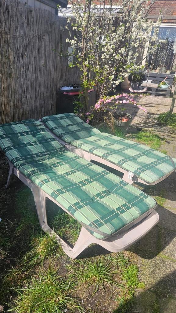 2 gratis ligbedjes met kussens, Tuin en Terras, Ligbedden, Ophalen, Gebruikt, Kunststof, Verstelbaar