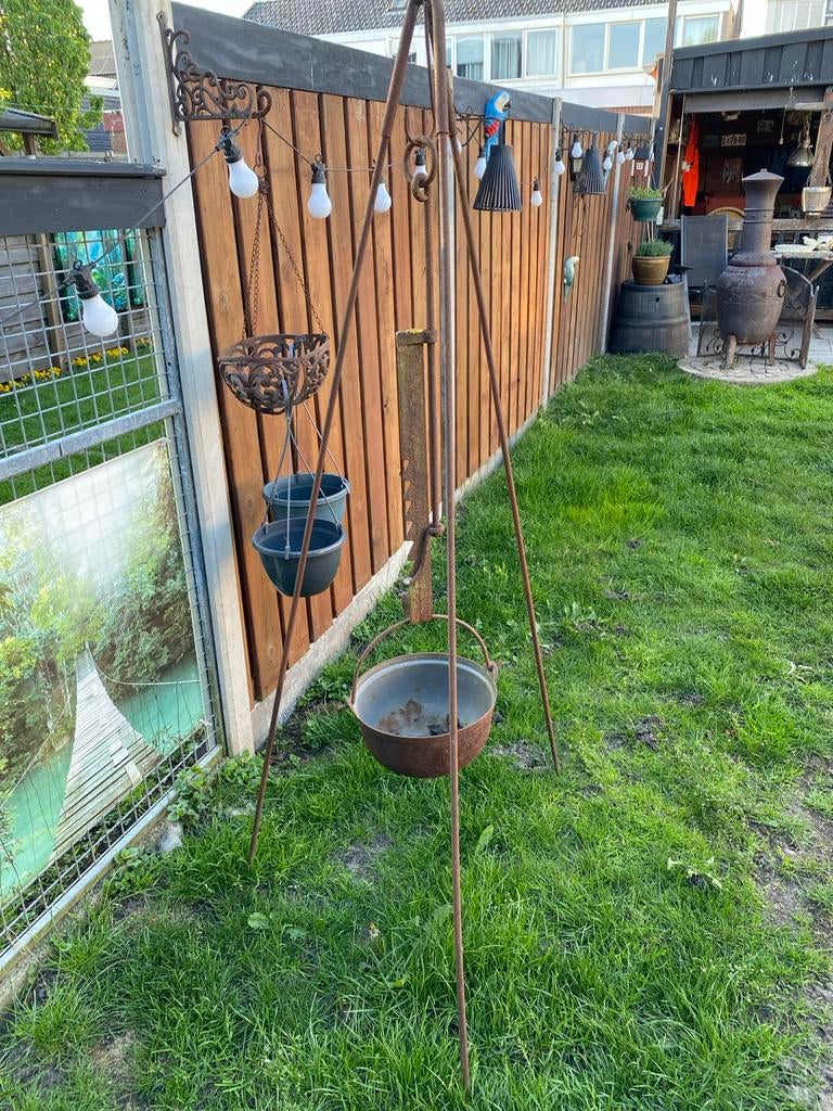 Vintage driepoot met ketel - Tuindecoratie/Vuurkorfles, Ophalen, Gebruikt