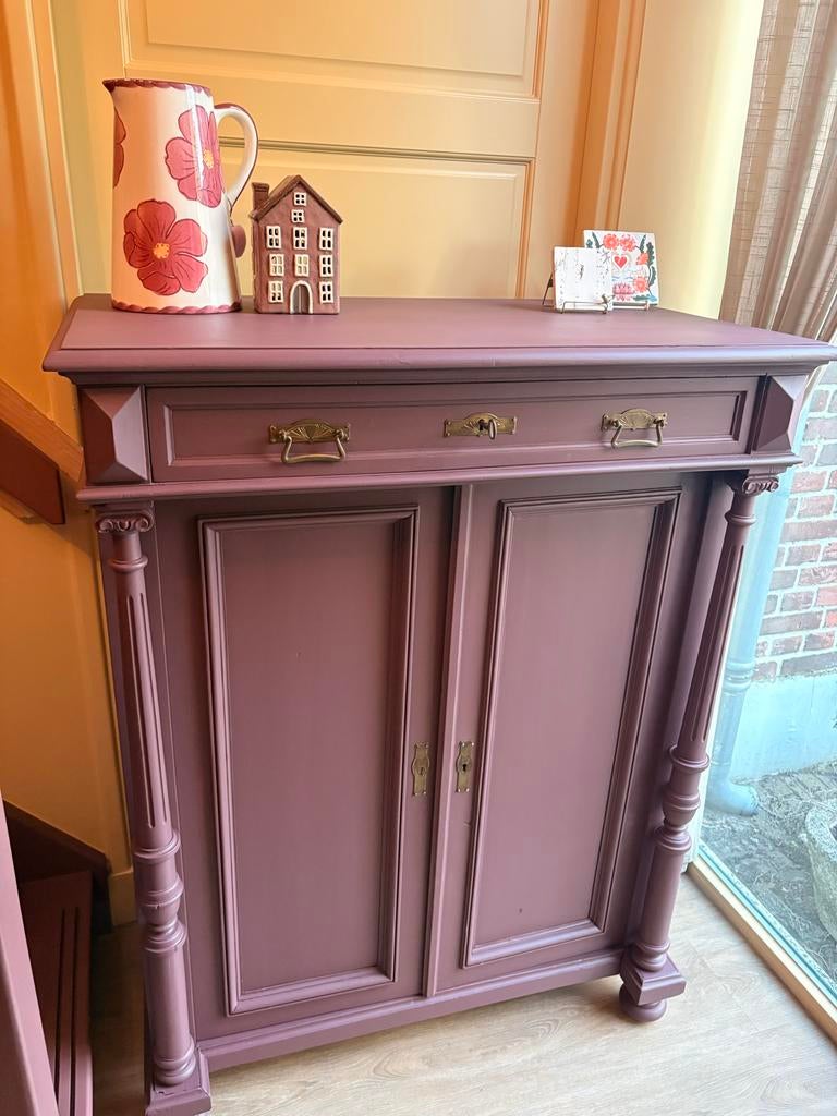 Unieke Aubergine Kast met Oude Details - Veel Opbergruimte, Ophalen, Gebruikt
