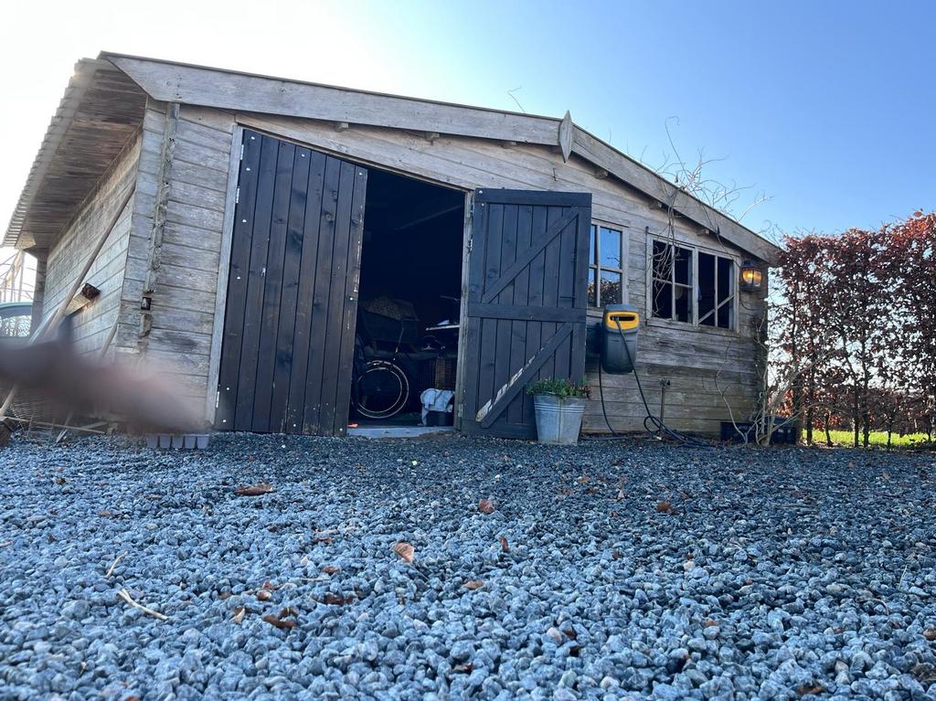 Ruime houten tuinhuis/schuur met ramen en dubbele deuren, Tuin en Terras, Tuinhuizen, Ophalen, Gebruikt, 3 ramen of meer, Schuur