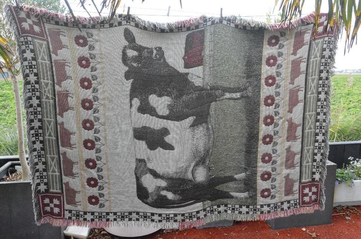 Vintage geweven kleed uit jaren 90 met voorstelling van koe, Huis en Inrichting, Slaapkamer | Beddengoed, Gebruikt, Deken of Dekbed