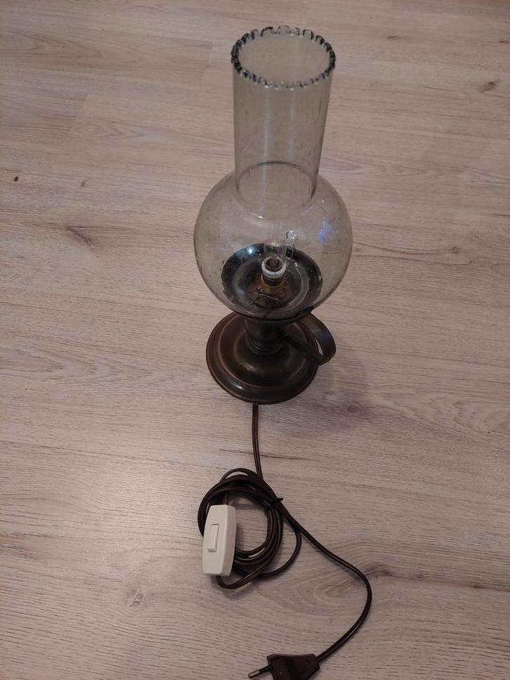 Antieke olielamp omgebouwd naar elektrische lamp, Antiek en Kunst, Antiek | Lampen, Ophalen of Verzenden