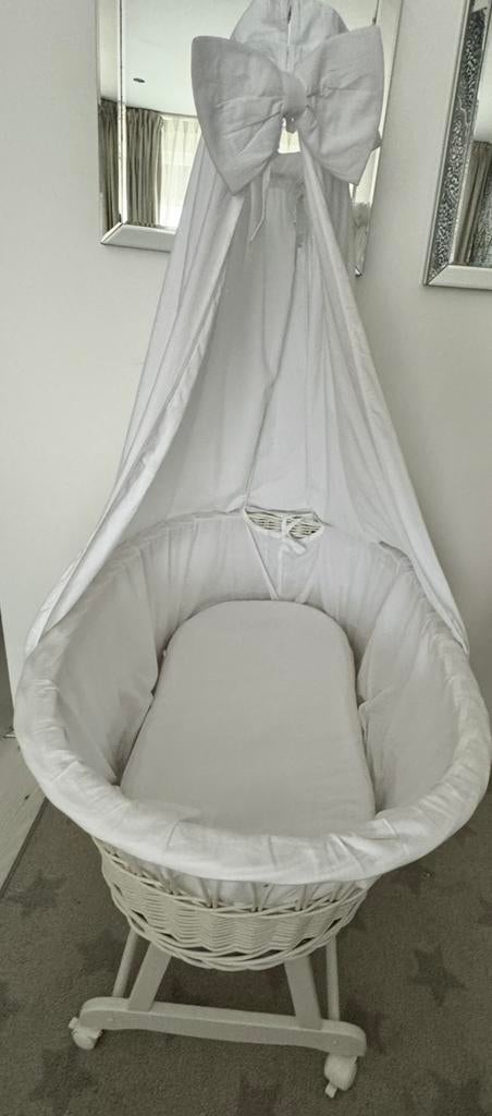 Witte rotan wieg met bekleding en hemel op wieltjes, Ophalen, Zo goed als nieuw, Wieg