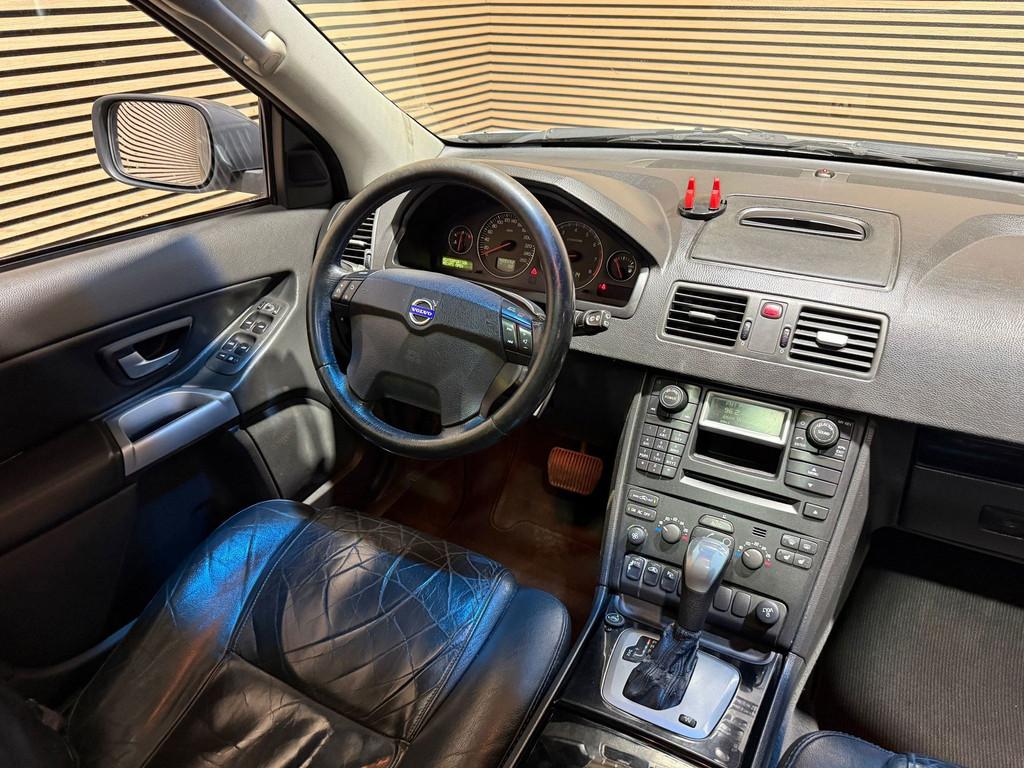 Volvo XC90 2.5 T5 Limited Ed. | LPG | Dakje | Leder | 7pers, Auto's, Volvo, Gebruikt, Zwart, 2096 kg, 7 stoelen