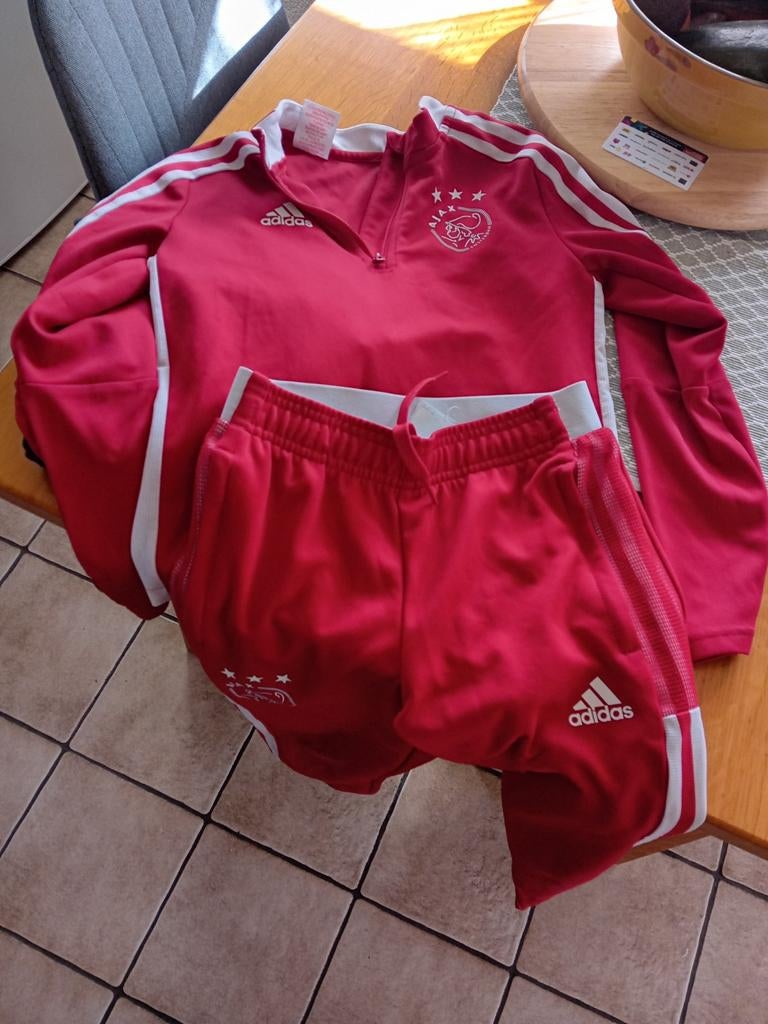 Trainingspak ajax rood draagmaat 140, Adidas, Gebruikt, Sport- of Zwemkleding, Ophalen of Verzenden