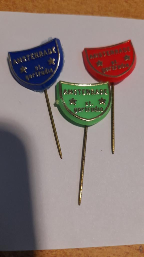 Set van 3 Amstenrade St. Gertrudis speldjes, Verzenden, Gebruikt, Overige onderwerpen