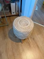 Decoratief rieten krukje met houten poten, Huis en Inrichting, Ophalen, Gebruikt, Overige materialen