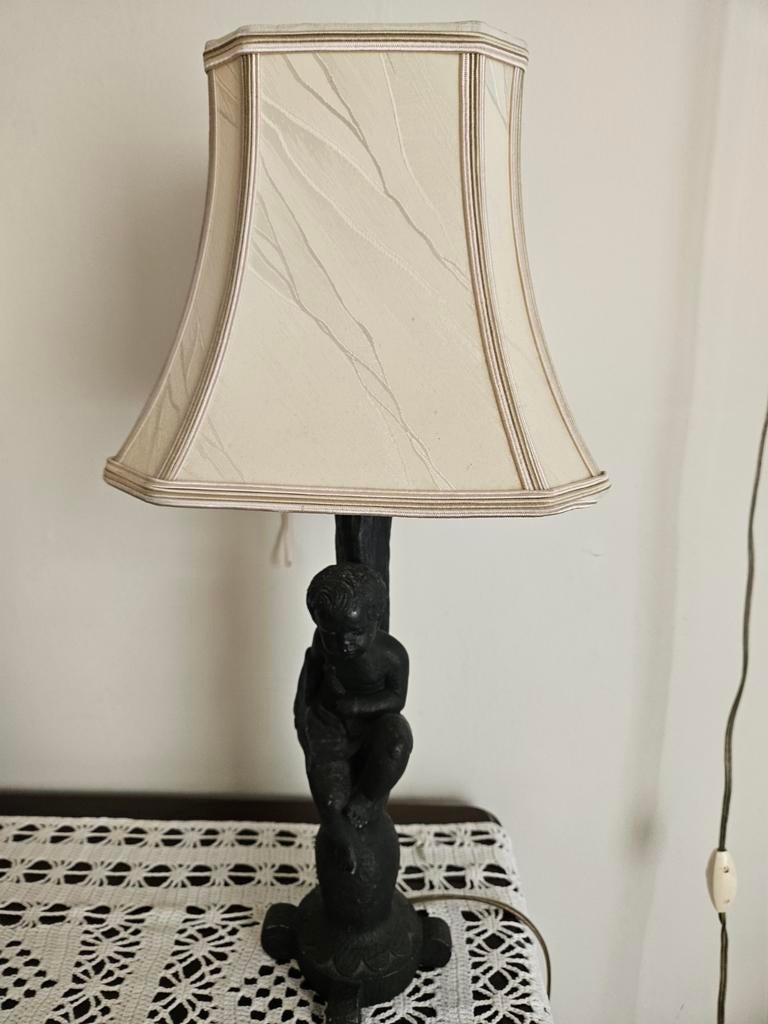 Leuke lamp met een jongen op een steen, Huis en Inrichting, Lampen | Lampenkappen, Ophalen, Rond