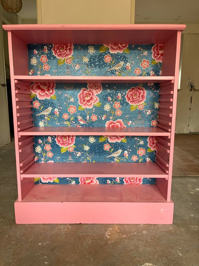 Sterke houten boekenplank, roze met bloemenprint, Huis en Inrichting, Ophalen, Met plank(en), Gebruikt, 100 tot 150 cm