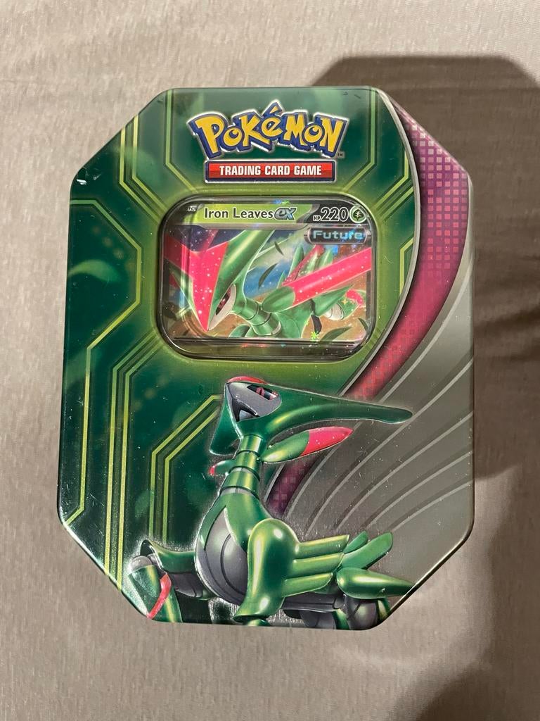 Pokémon TCG: Paradox Clash Tin - Iron Leaves EX, Hobby en Vrije tijd, Verzamelkaartspellen | Pokémon, Ophalen of Verzenden, Nieuw