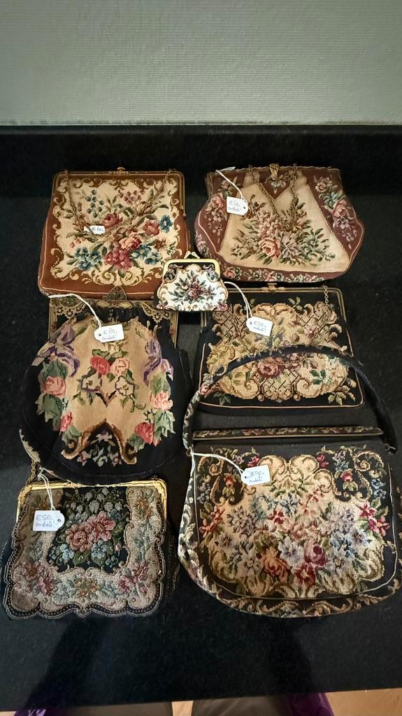 6 antiek echt geborduurde tassen en een portemonnee, Sieraden, Tassen en Uiterlijk, Tassen | Damestassen, Gebruikt, Handtas, Overige kleuren