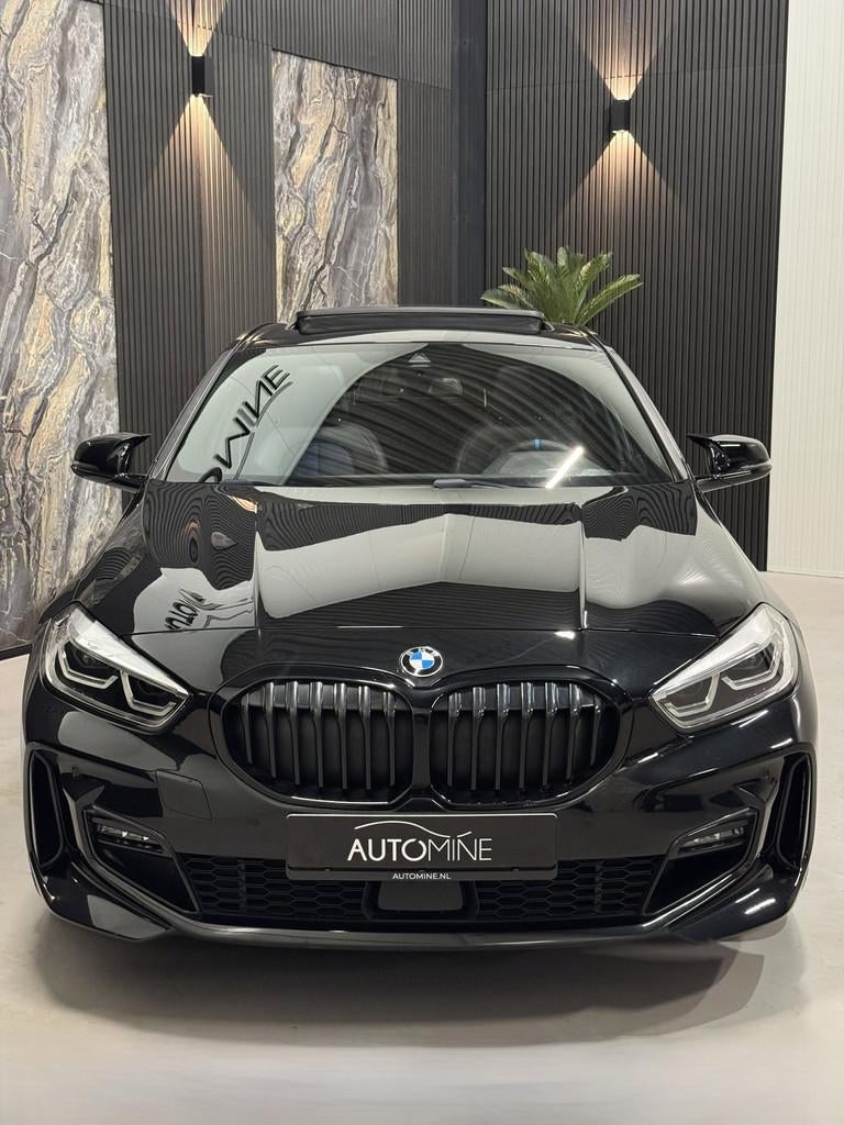 BMW 1-serie 118i M Sport|PANO|SFEER|Harman Kardon|BOMVOL, Auto's, BMW, 136 pk, 1350 kg, Leder en Stof, Zwart