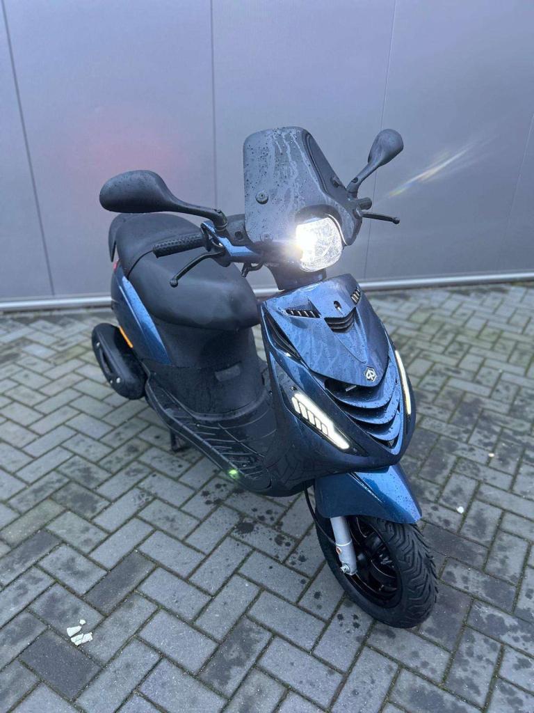 Piaggio Zip 4t 1e eig 2022 | 3700KM | Garantie! Full option!, Piaggio, Maximaal 45 km/u, Zip, Ophalen of Verzenden