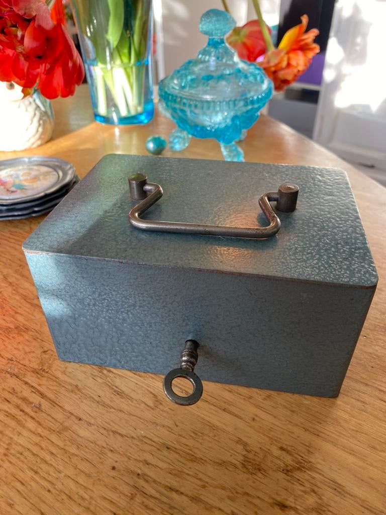 Geld kistje , metaal zwaar. Rode binnenkant en sleutel, Verzamelen, Spaarpotten, Ophalen of Verzenden, Zo goed als nieuw, Metaal of Blik