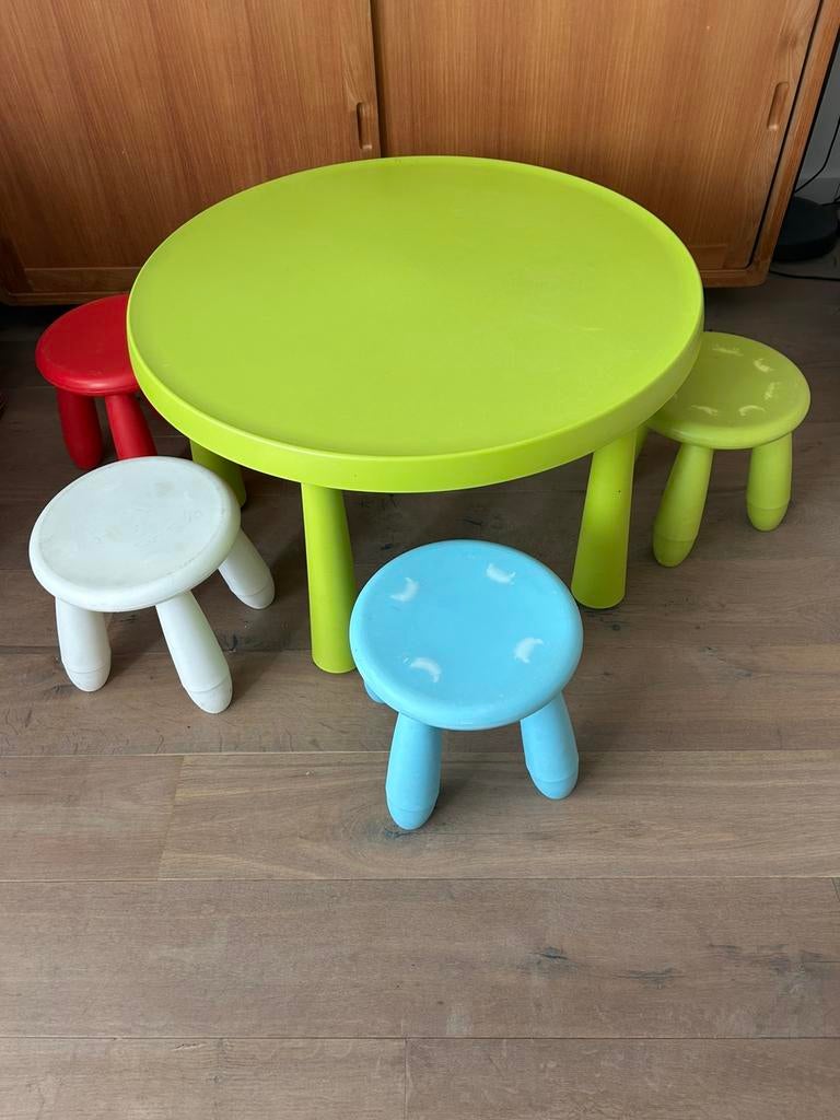 Kindertafel met vier stoelen, Kinderen en Baby's, Kinderkamer | Tafels en Stoelen, Ophalen, Zo goed als nieuw, Stoel(en)