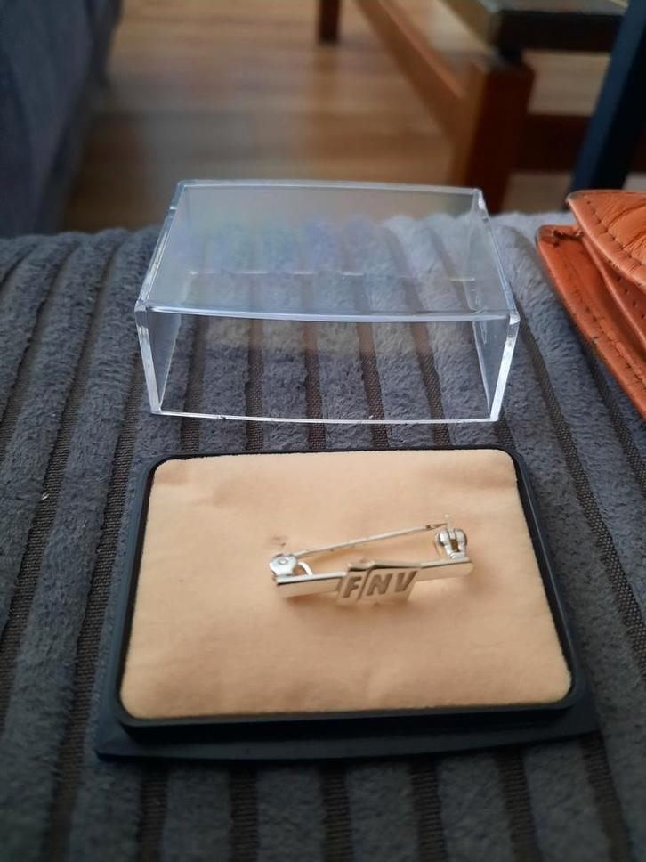 Zilveren FNV speldje in doosje, Antiek en Kunst, Antiek | Goud en Zilver, Ophalen of Verzenden