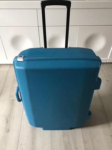 Grote lichtblauwe American Tourister koffer met 2 wielen beschikbaar voor biedingen