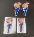 2 speldjes pins en 3D stickers fakkel vredesduif 4-5 mei, Ophalen of Verzenden, Zo goed als nieuw, Overige onderwerpen, Speldje of Pin
