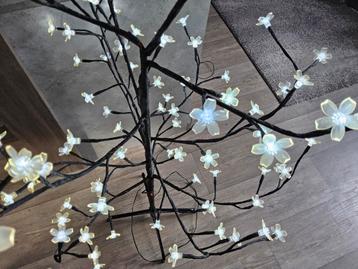 Leuke kersenbloesemboom met veel lampjes beschikbaar voor biedingen