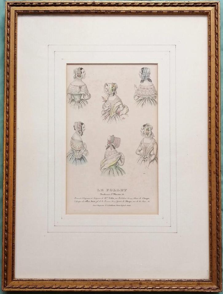 Antieke modeprent in lijst - hoedjes of mutsen., Antiek en Kunst, Kunst | Etsen en Gravures, Ophalen of Verzenden