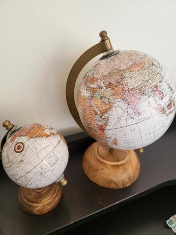 2 wereldbollen beschikbaar voor biedingen