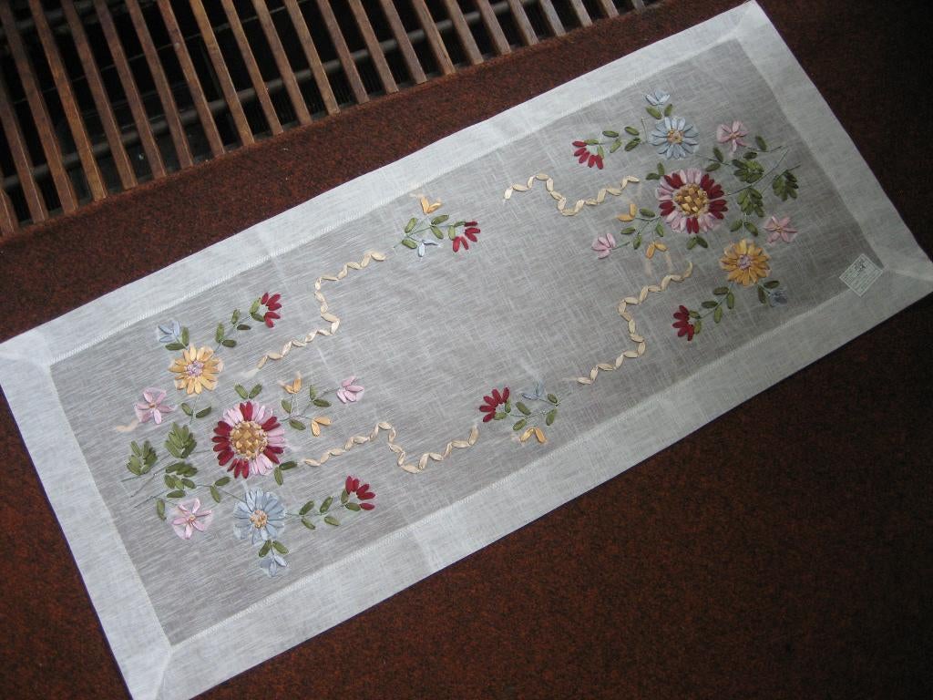 Nieuw, mooie geborduurde tafelloper, Ophalen of Verzenden, Nieuw, Rechthoekig, 50 tot 100 cm