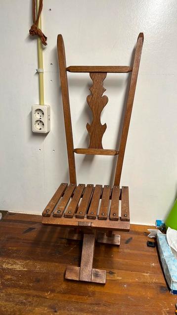Vintage Handgemaakte Kleine houten stoel beschikbaar voor biedingen