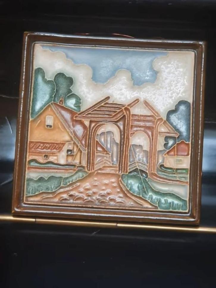 cloisonné tegel Porceleyne fles ophaalbrug en boerderij., Antiek en Kunst, Antiek | Wandborden en Tegels, Ophalen