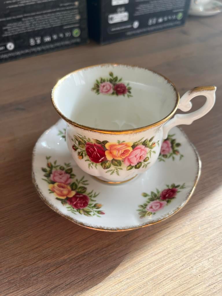 Royal Canterbury kop en schotel – Fine Bone China – rozen, Ophalen of Verzenden, Zo goed als nieuw, Overige stijlen, Kop(pen) en/of Schotel(s)