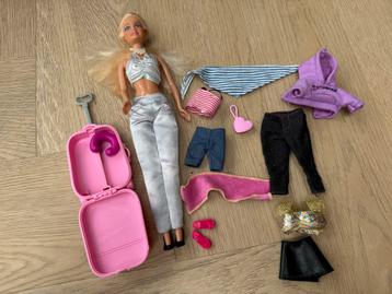 Barbie pop met koffer, kleding en accessoires beschikbaar voor biedingen