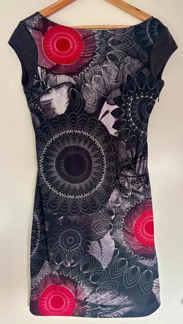 Desigual jurk maat L grijs, rood, zwart (z.g.a.n) beschikbaar voor biedingen
